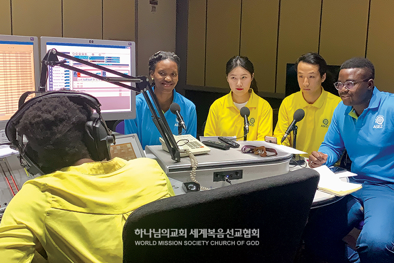 나미비아 지역 라디오에 출연해 플라스틱 쓰레기 문제의 심각성을 알린 ASEZ WAO 회원들