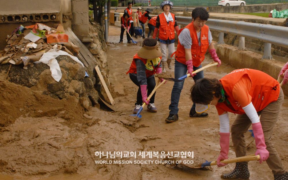부산북동연합회 성도들이 기장군 장안읍에서 수해복구 활동을 전개하고 있다.