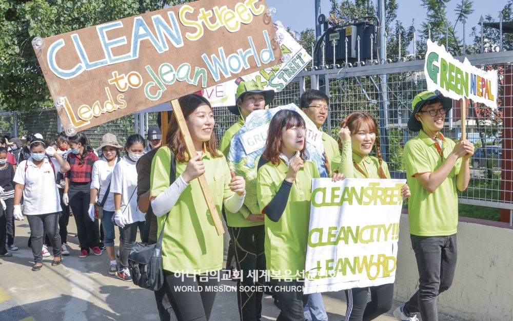 네팔 카트만두에 간 한국 회원들이 카트만두시청 일대에서 Mother's Street 프로젝트를 전개했다.