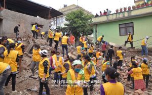 네팔 하나님의 교회-네팔 지진피해복구 자원봉사자들(1).jpg