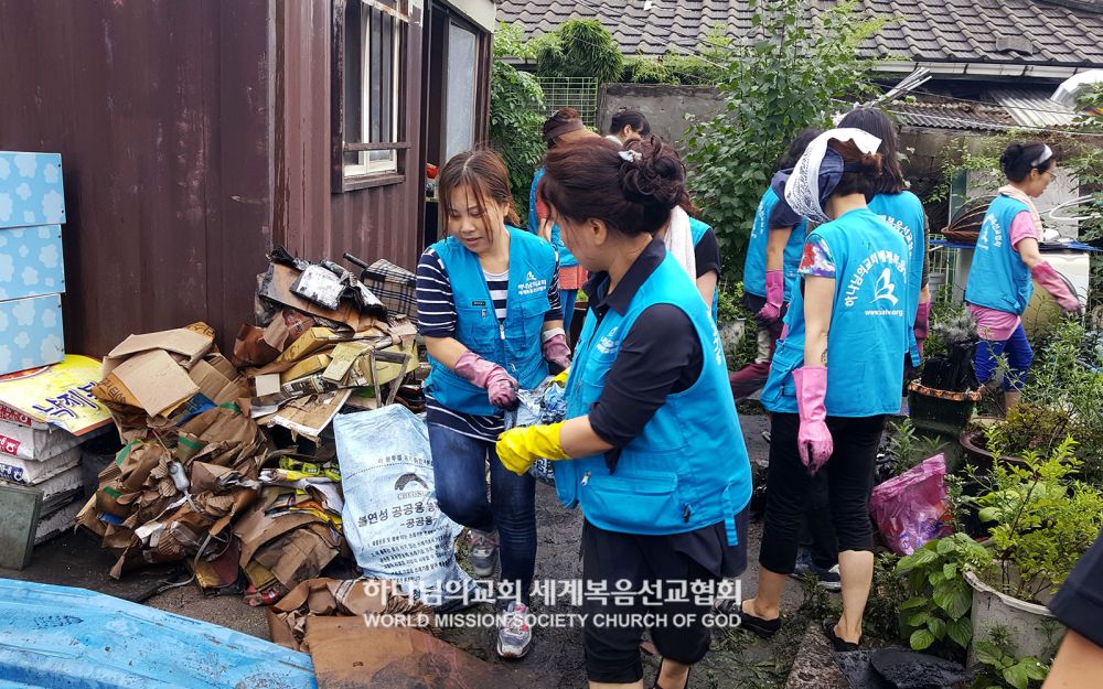 청주북문로 하나님의 교회 성도들이 침수 피해를 입은 중앙동에서 복구활동을 벌이고 있다.