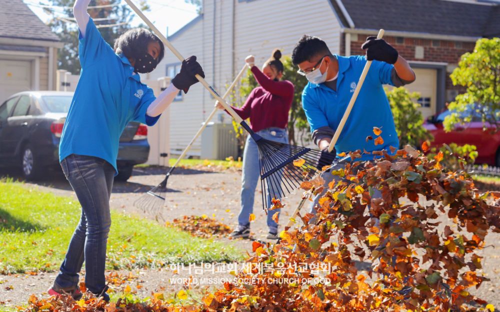 지역 어르신가정을 방문해 낙엽을 치우는 NJ 리지우드 ASEZ 회원들