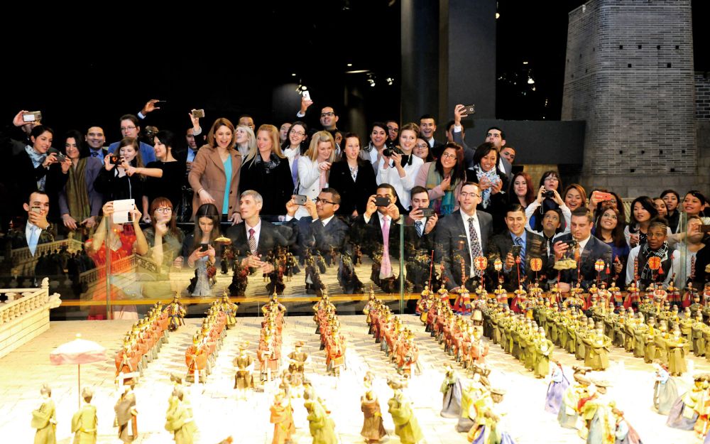 한국문화 체험의 일환으로 수원화성을 찾은 해외 성도들