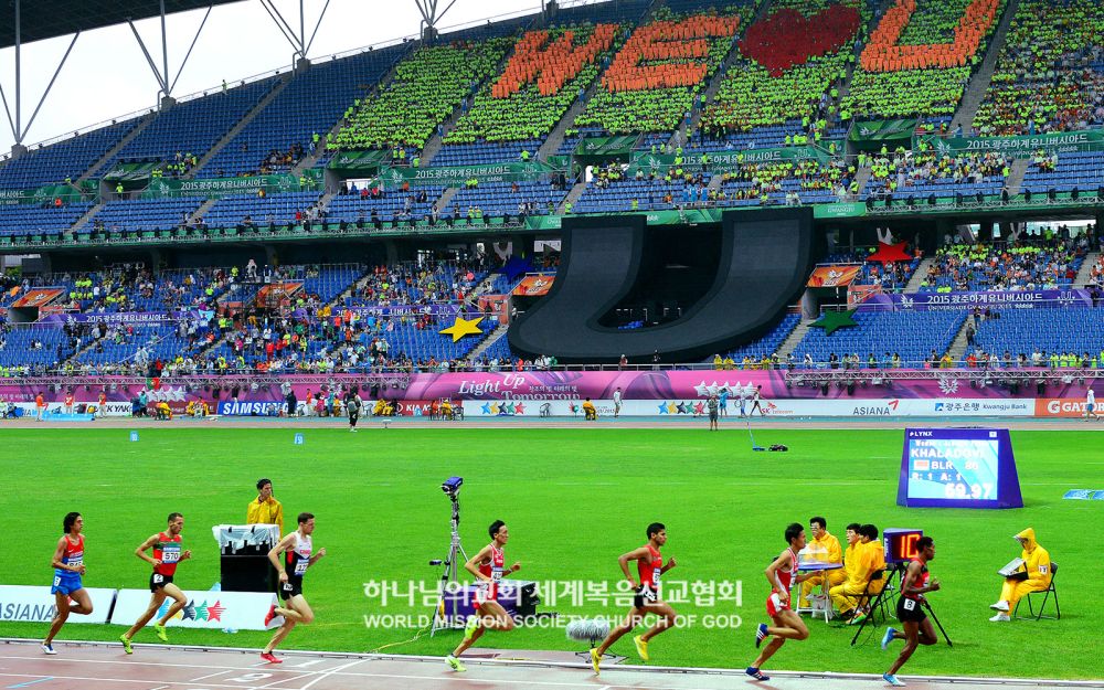 2015 광주하계유니버시아드대회에서 오라 서포터즈가 열띤 응원을 펼치고 있다.