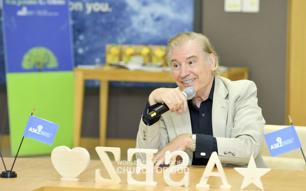 제롬 글렌 밀레니엄 프로젝트 대표가 ASEZ 간담회에서 대학생들의 질문에 답하고 있다.