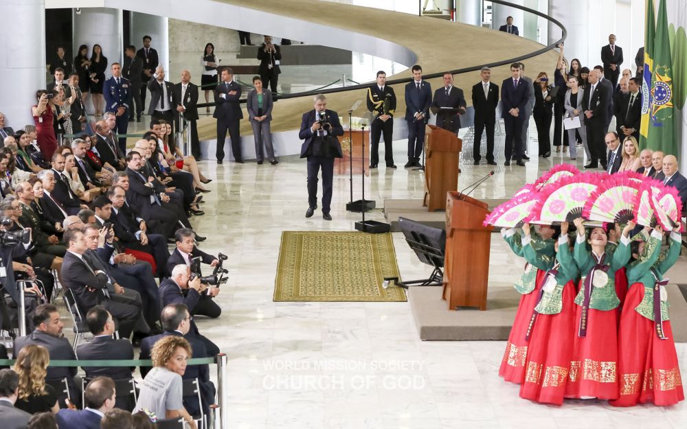 2018년 8월 28일, 브라질 대통령궁에서 열린 ‘국가 자원봉사자의 날’ 기념식에 초청받은 ASEZ 회원들이 부채춤 공연을 펼쳤다.