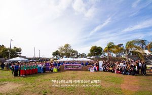 미국 CA 에스콘디도 하나님의 교회-통조림 식품 기부.jpg