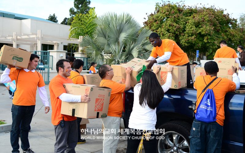 파일:미국 CA 오렌지카운티 하나님의 교회-걷기대회(의류 지원).jpg