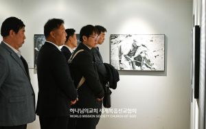 아버지전을 찾은 중장년층의 남성 관람객들.jpg