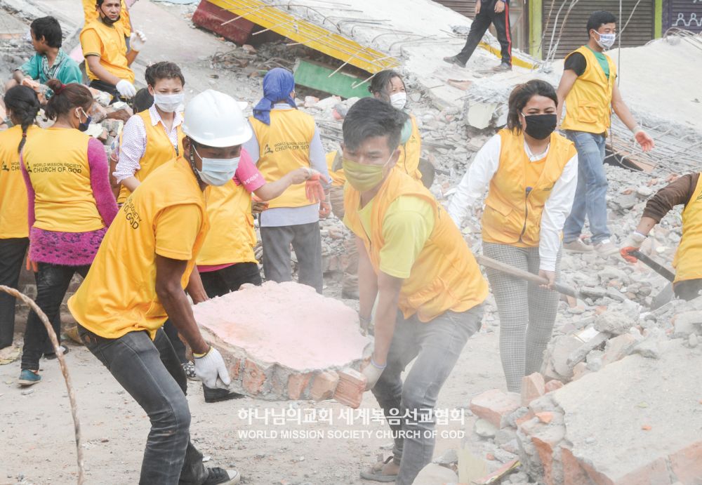 2015 네팔 대지진 당시 피해복구에 나선 카트만두 일대 하나님의 교회 성도들