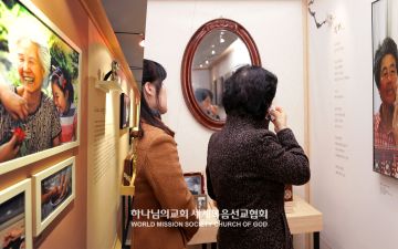 '우리 어머니' 글과 사진전에서 작품을 관람하는 시민들