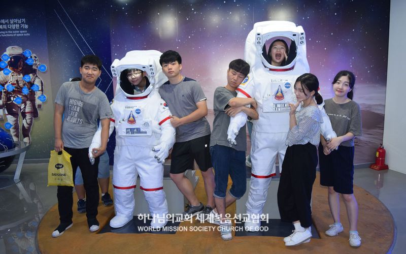 파일:하나님의 교회-2018 하계 학생캠프-보현산 천문과학관 견학.jpg