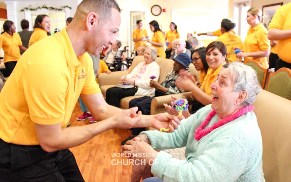 브룩데일 시니어 리빙 요양원을 방문한 NY 뉴윈저 하나님의 교회 성도들