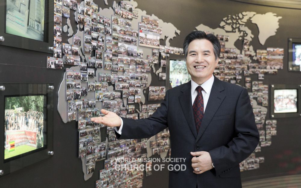 전 세계 교회 현황을 소개하는 총회장 김주철 목사