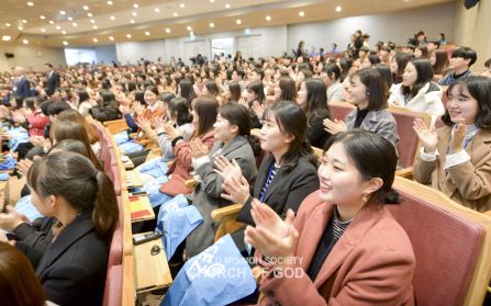 토크콘서트를 통해 환경문제 해결방안을 함께 모색한 ASEZ 회원들