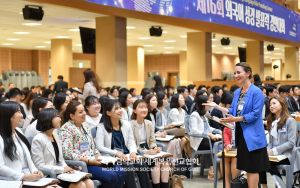 하나님의 교회-제16회 외국어 성경 발표력 경연대회 발표모습(여성도).jpg