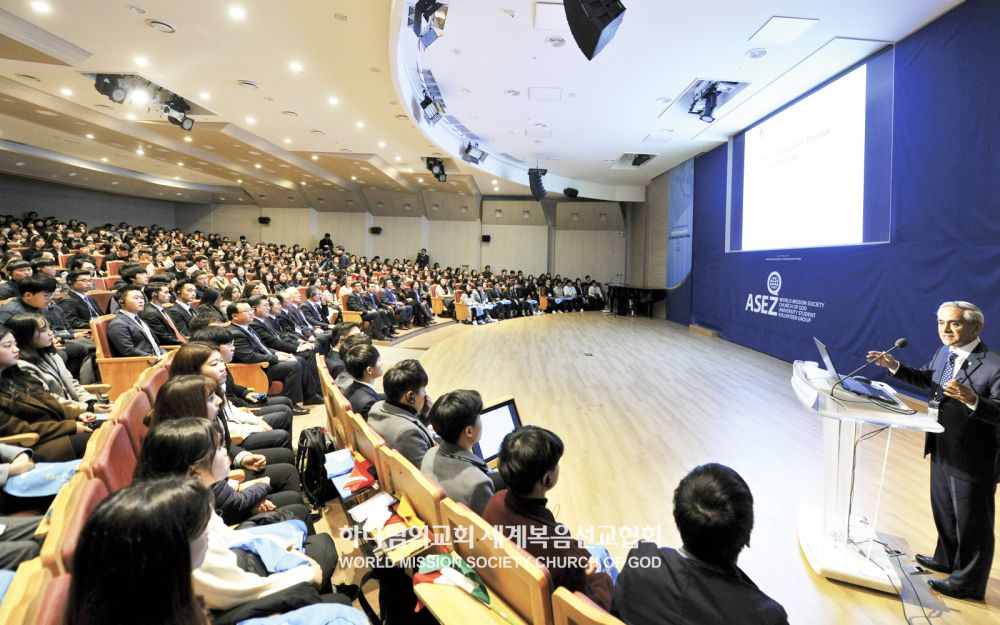 기후변화대응 토크콘서트에 참여한 회원들이 두베를리 로드리게스 티네오 페루 대법관의 강연을 듣고 있다.