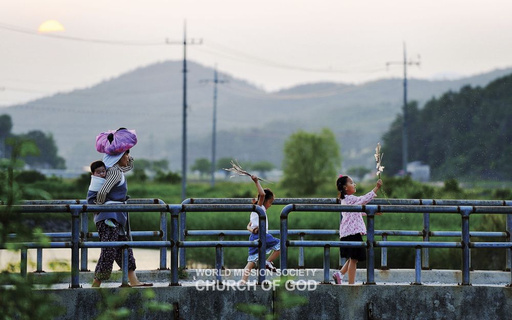 '우리 어머니' 글과 사진전 전시작 〈유년의 해 질 녘〉