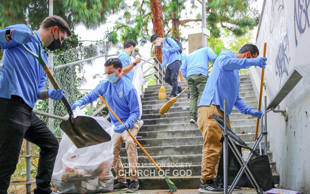 할리우드 대로 및 버몬트 거리 정화에 나선 ASEZ 회원들