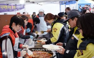 하나님의 교회-포항 지진 무료급식봉사 현장.jpg