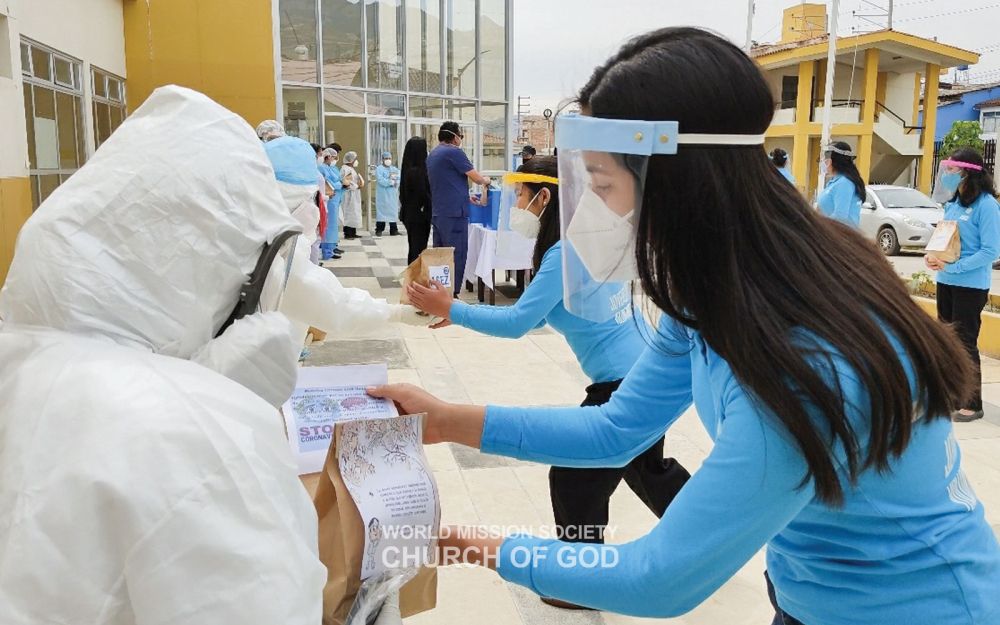 2020년 10월, 페루 카하마르카 회원들이 시몬 볼리바르 병원을 찾아 응원키트와 편지를 전달했다.