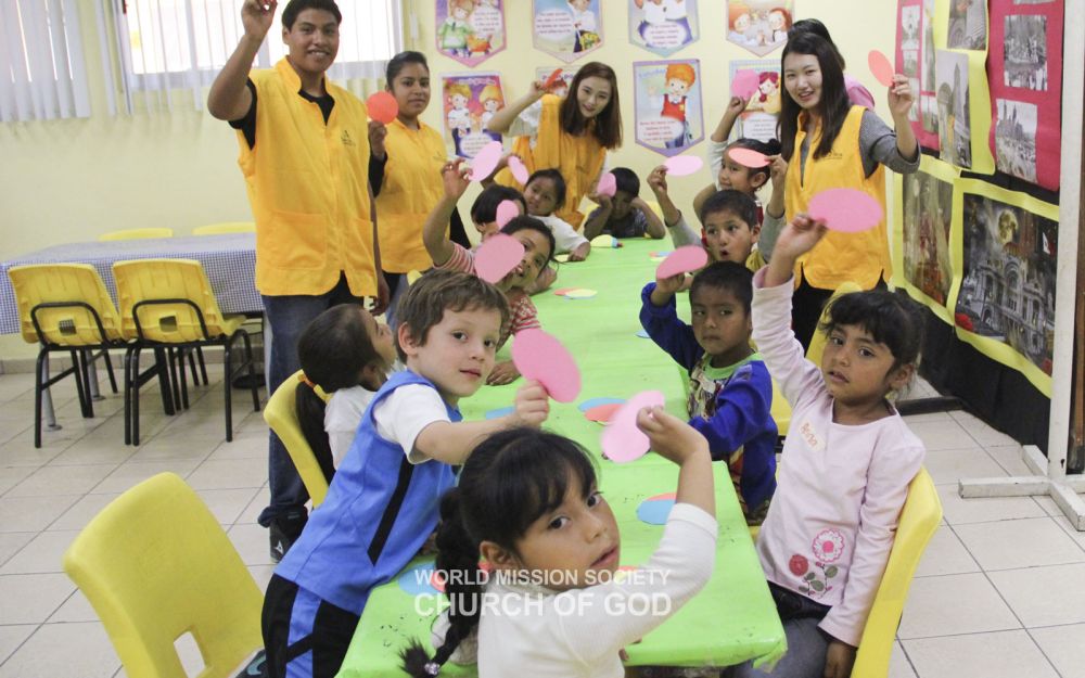 해외문화체험단으로 멕시코를 방문한 한국 회원들과 진행한 어린이집 봉사활동