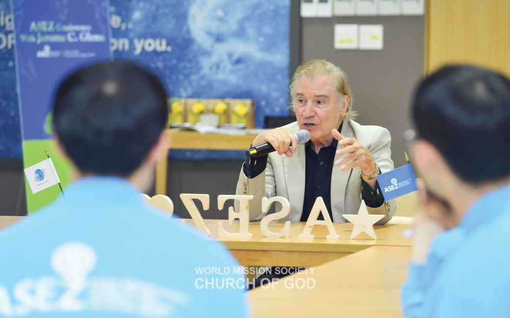 미래학자 제롬 글렌이 ASEZ 간담회에 참석해 하나님의 교회 대학생들과 지속가능한 미래에 대해 논의했다.