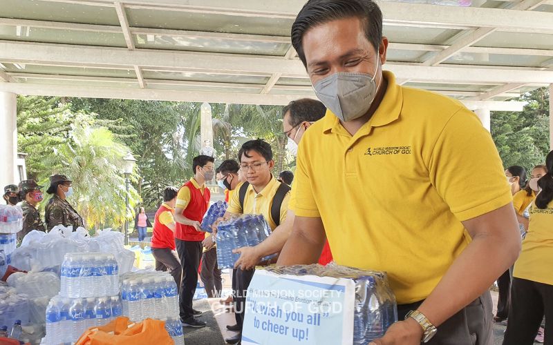 파일:필리핀 케손시티 외 하나님의 교회-화산폭발 이재민 구호물품 지원.jpg