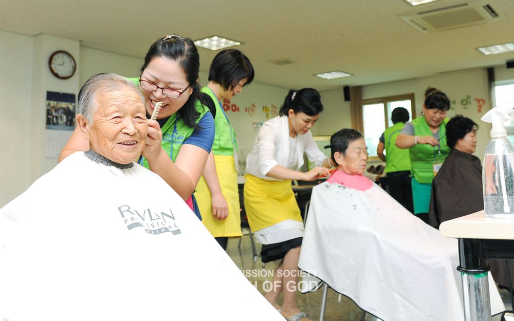 경로위안잔치와 함께 진행한 이·미용 봉사