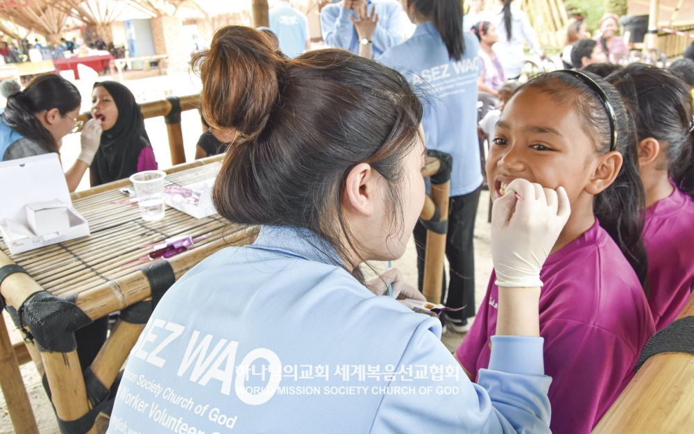 말레이시아 쿠알라룸푸르에 간 회원들이 부킷 타돔 오랑 아슬리 학교 학생들에게 올바른 양치법을 교육하고 있다.