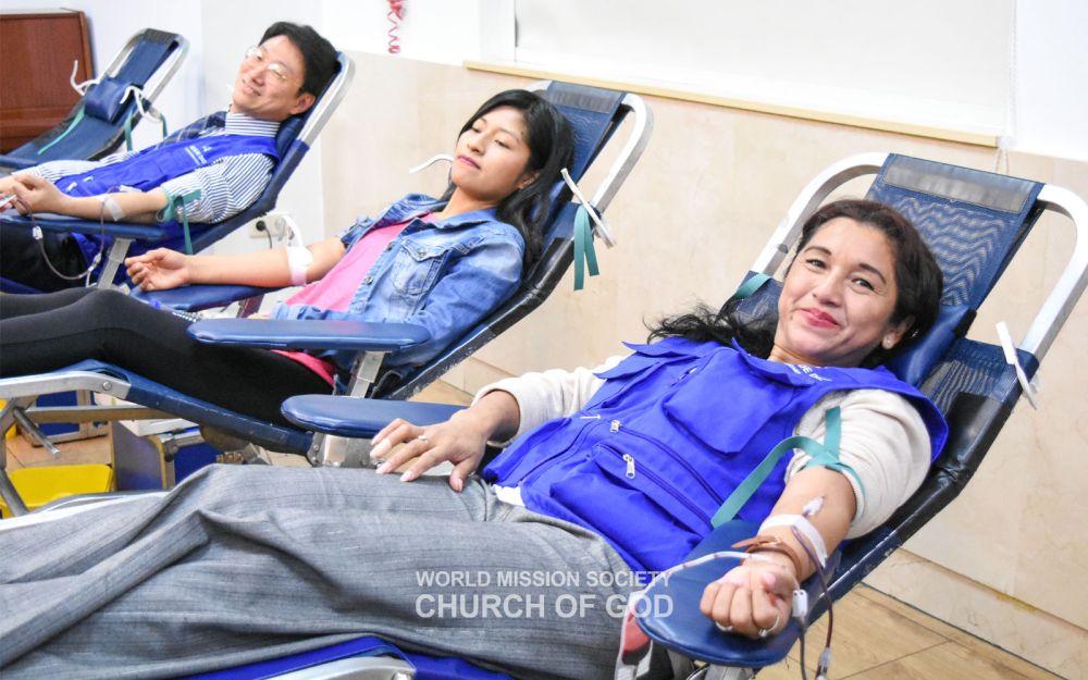 마드리드교회 성도들이 환한 얼굴로 헌혈에 동참하고 있다.