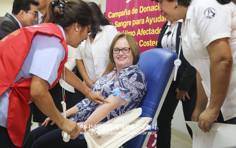 파일:유월절사랑 생명사랑 헌혈릴레이 페루 포셋 헌혈(영부인 참여).jpg