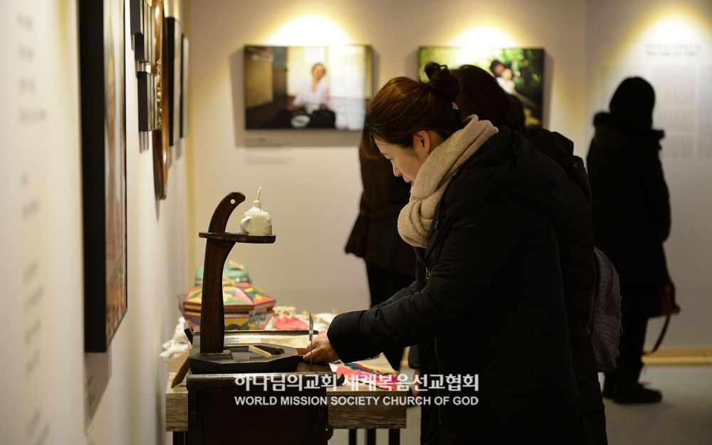 인천간석 하나님의 교회 '우리 어머니' 글과 사진전을 찾은 관람객들