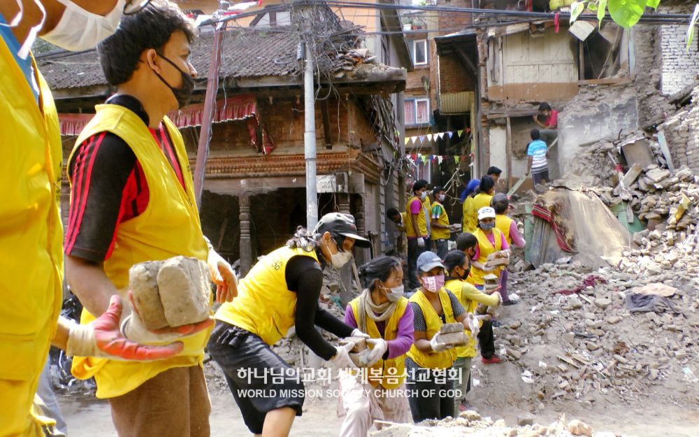 지진피해 복구활동을 펼친 네팔 성도들
