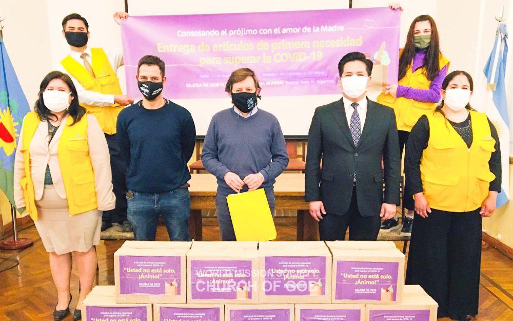 코로나19 취약계층에 지원할 생필품을 준비하는 아르헨티나 하나님의 교회 성도들