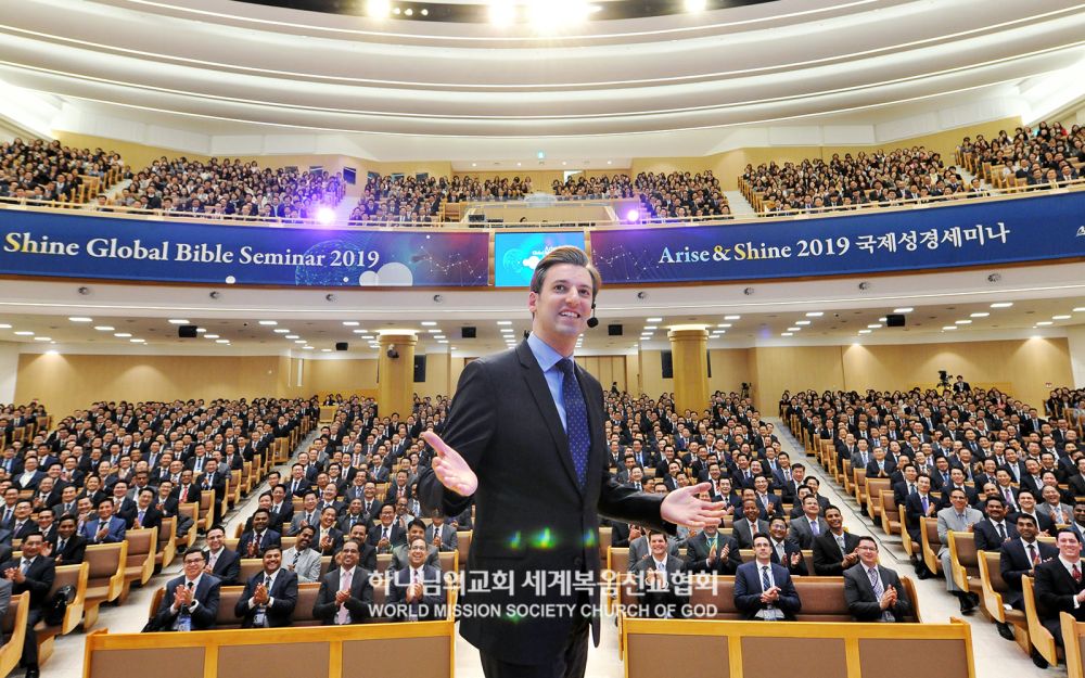 한국에서 열린 국제 성경 세미나에서 주제 발표를 하고 있는 독일 베를린 하나님의 교회 성도