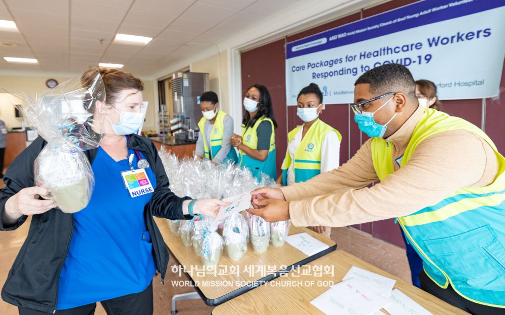 CT 미들타운 ASEZ WAO 회원들이 샬럿 헝거퍼드병원을 찾아 의료진에게 선물과 응원 메시지를 전하고 있다.