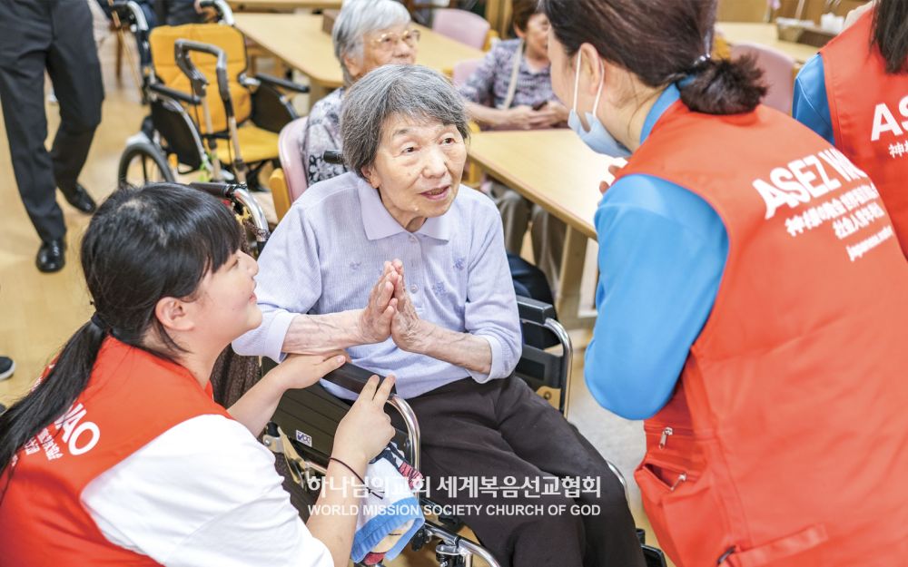 일본 오사카에 간 한국 회원들이 현지 회원들과 조난 케어센터를 찾아 시설을 청소하고 어르신들과 단란한 시간을 보냈다.