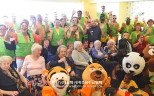 영국 맨체스터 하나님의 교회-양로원 방문.jpg